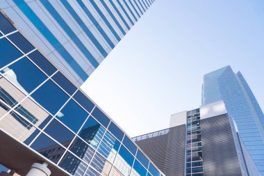 ABD 'nin Oklahoma City şehrindeki gökdelen ve ofis binalarını araştırın. Düşük açı görünümü modern yüksek kulelerin dış görünüşü