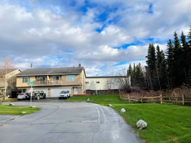 Parkside iki katlı dubleks evler aynı binada iki daireye sahip ve Anchorage, AK 'de ortak bir duvarı paylaşıyor. Yan yana dizilmiş çok ailelik evler, geniş beton yollar, kaldırım cazibesi