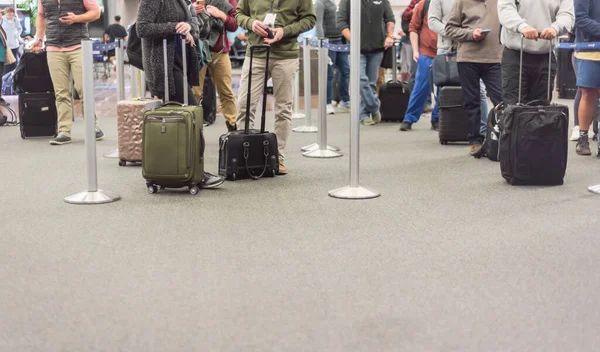 Emberek Állnak Csomagtartóval Kapunál Várják Hogy Beszálljanak Repülőgépbe Alaszkai Anchorage — Stock Fotó