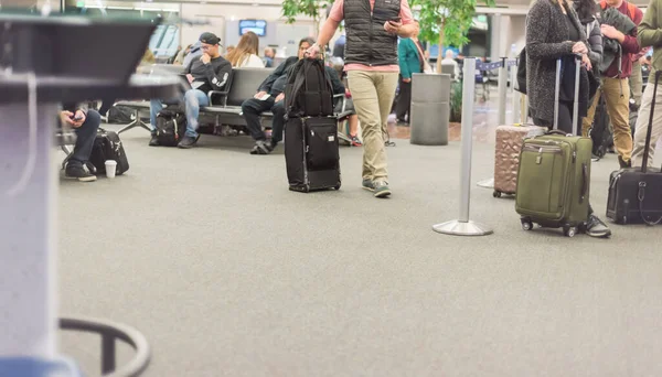 Różnorodne Osoby Stojące Siedzące Bagażem Lotnisku Przy Bramie Terminala Czekają — Zdjęcie stockowe