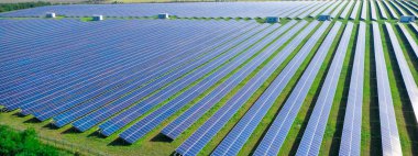 Büyük bir güneş enerjisi santrali, çevre dostu bir elektrik kaynağı. Drone görünümü.