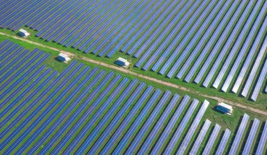 Büyük bir güneş enerjisi santrali, çevre dostu bir elektrik kaynağı. Drone görünümü.