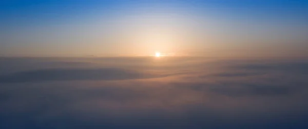 Panorama Céu Azul Manhã Iluminado Pela Luz Solar Laranja Vermelha — Fotografia de Stock