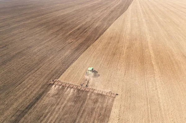 Tractor Cultivates Soil Retain Moisture Early Spring Aerial View — Stock Photo, Image