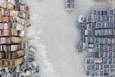 Asfalt alanında bir sürü tahta kutu var. Hava görünümü.