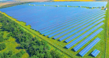 Büyük bir güneş enerjisi santrali, çevre dostu bir elektrik kaynağı. Drone görünümü.