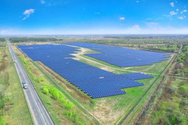 Büyük bir güneş enerjisi santrali, çevre dostu bir elektrik kaynağı. Drone görünümü.