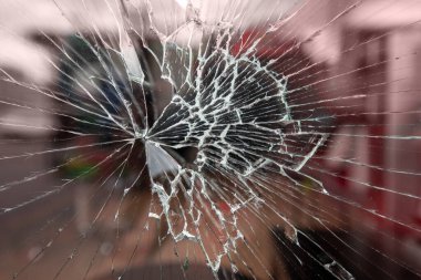 Pencerede çatlaklar var. Camda kurşun deliği var. Siyah bir arkaplanda izole edilmiş.