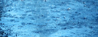 Gece yağmuru. Damlalar ıslak soğuk asfalta düşer..