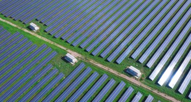 Büyük bir güneş enerjisi santrali, çevre dostu bir elektrik kaynağı. Drone görünümü.