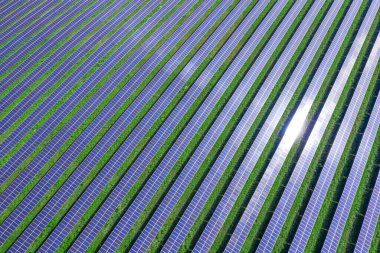 Büyük bir güneş enerjisi santrali, çevre dostu bir elektrik kaynağı. Drone görünümü.