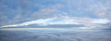 Bulutların üstünde şafak. Harika sakin, cennet manzarası..