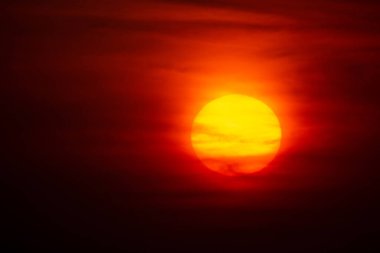 Gün batımında ya da şafakta parlak kırmızı bir güneş