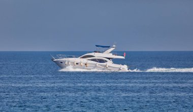 Özel eğlence amaçlı modern pahalı yatlar suda yüzüyor..