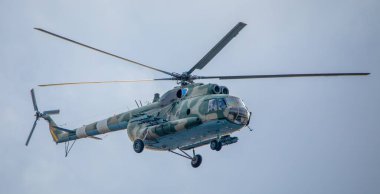 Askeri helikopter gökyüzünde silahsız..