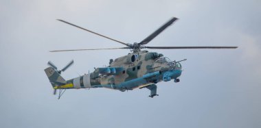 Askeri helikopter gökyüzünde silahsız..