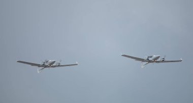Havada askeri savaş uçakları var. Hava sahasında devriye gezin.