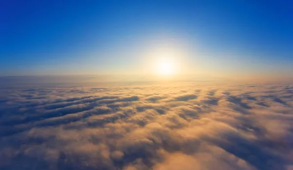 Amanecer Atardecer Paisaje Verano Los Rayos Del Sol Brillan Entre — Foto de Stock