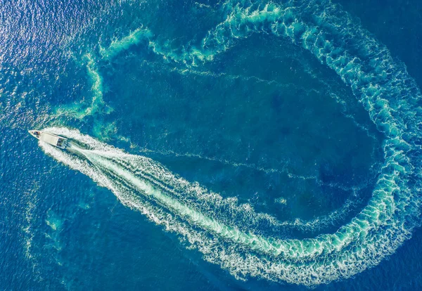 Yate Alta Velocidad Maniobra Superficie Del Agua Vacaciones Mar Océano — Foto de Stock