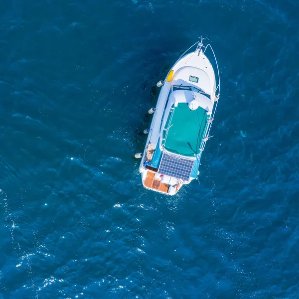 Vista Aérea Barco Yate Superficie Del Océano Vacaciones Verano Mar — Foto de Stock