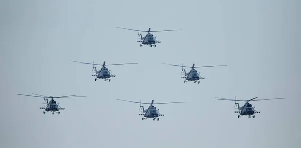 Έξι Στρατιωτικά Ελικόπτερα Στον Ουρανό Στρατιωτική Αεροπορική Μονάδα — Φωτογραφία Αρχείου