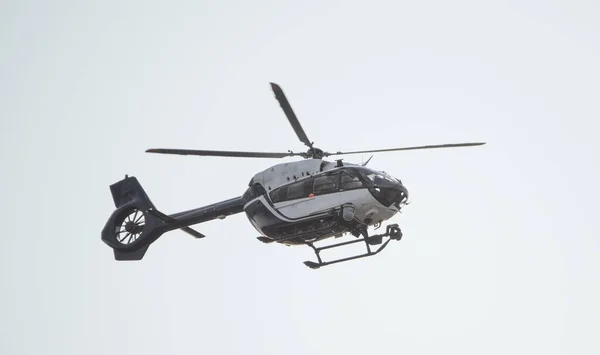 Moderní Policejní Vrtulník Nejnovějším Vybavením Palubě Proti Obloze Detailní Záběr — Stock fotografie