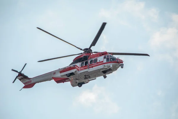 Askeri Tıbbi Helikopter Yaralıların Acil Tahliyesi Için Gökyüzüne Karşı — Stok fotoğraf