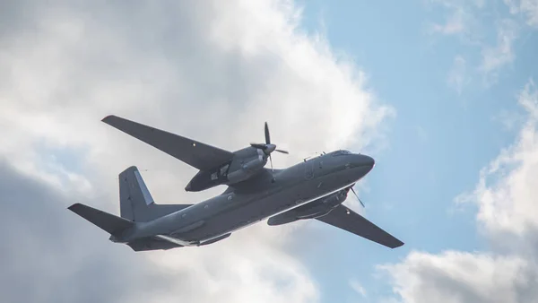 Ein Zweimotoriges Militärisches Transportflugzeug Absolviert Einen Flug — Stockfoto