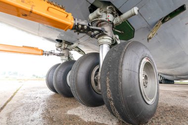 Kargo uçağı şasesi giymiş. Uzun süreli kullanım sonucu hasar görmüş lastik lastiği.