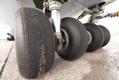 Kargo uçağı şasesi giymiş. Uzun süreli kullanım sonucu hasar görmüş lastik lastiği.