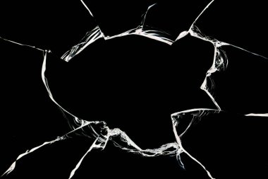 Pencerede çatlaklar var. Camda kurşun deliği var. Siyah bir arkaplanda izole edilmiş.