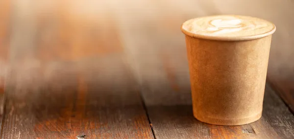 Tasse Art Latte Pappbecher Auf Einem Holztisch Draufsicht — Stockfoto