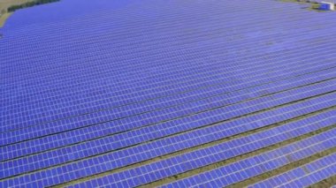 Sahadaki büyük güneş enerjisi santrali. Drone görünümü