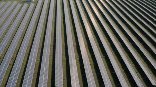 Grande centrale solaire sur le terrain. Vue sur drone — Video