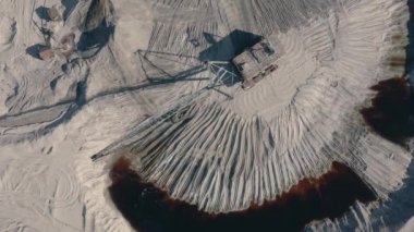 Taş ocağında büyük yürüyen kazıcı, drone manzaralı.