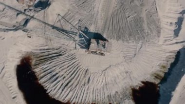 Taş ocağında büyük yürüyen kazıcı, drone manzaralı.