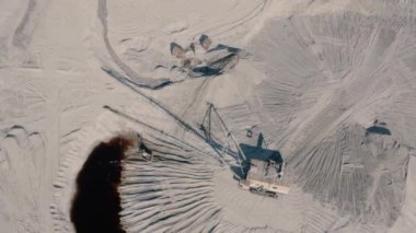 Taş ocağında büyük yürüyen kazıcı, drone manzaralı.