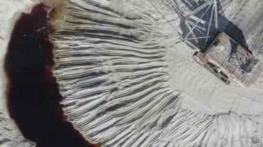 Taş ocağında büyük yürüyen kazıcı, drone manzaralı.