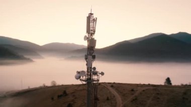 Dağlardaki seyyar kule. Drone görünümü