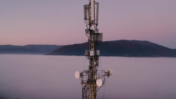 Mobiltorony magasan a hegyekben. drónra néző — Stock videók