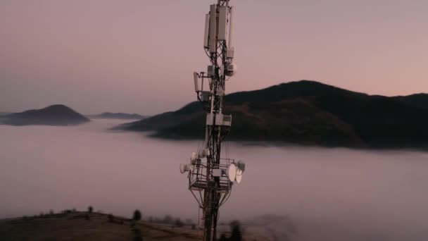 Mobiler Turm hoch in den Bergen. Drohnen-Ansicht — Stockvideo