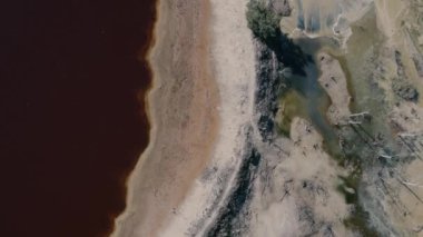 Çevresel bir sorun. Zararlı toksinlerle su kirliliği.