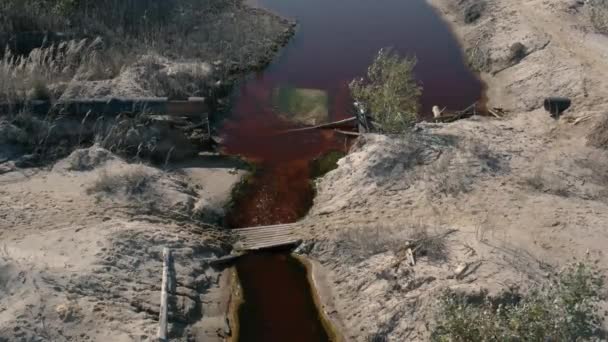 Het reservoir is verontreinigd met giftig afval. — Stockvideo