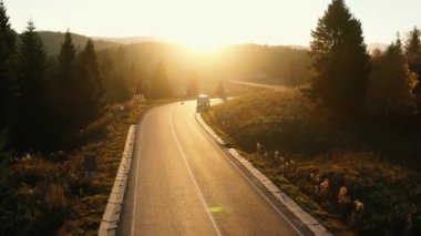 Gün batımının arka planında dağ asfaltı yolu.