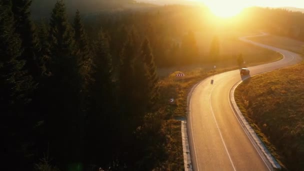 Górska droga asfaltowa na tle zachodu słońca. — Wideo stockowe