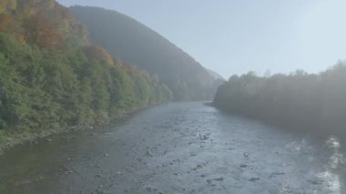 Sonbahar dağ manzarası. Nehir dağların arasından akar..