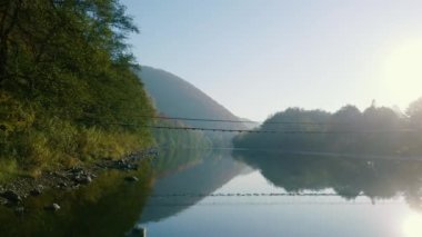 Sonbahar dağ manzarası. Nehir dağların arasından akar..