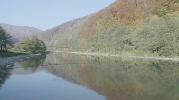 秋の山の風景。川は山の中を流れる. — ストック動画