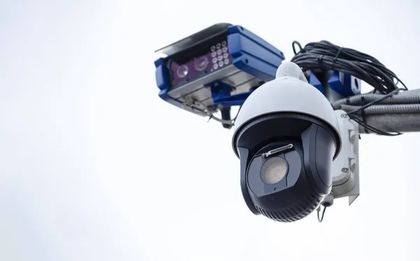 Kamera Monitoruje Zasady Ruchu Drogowego Prędkość Ruchu Tle Nieba Zbliżenie — Zdjęcie stockowe