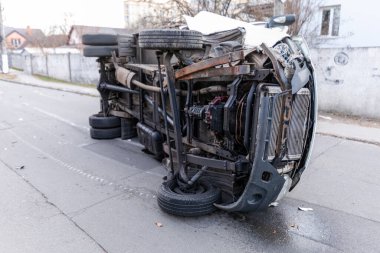 Aşırı hızdan kaynaklanan bir kaza. Caddenin ortasında devrilmiş bir kamyon var..